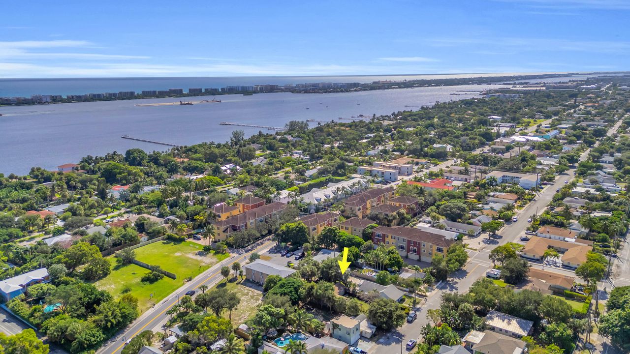 For Sale: $389,000 (2 beds, 1 baths, 944 Square Feet)