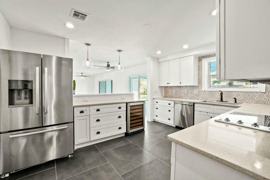 出租: $5,100 (3 贝兹, 3 浴室, 1890 平方英尺)