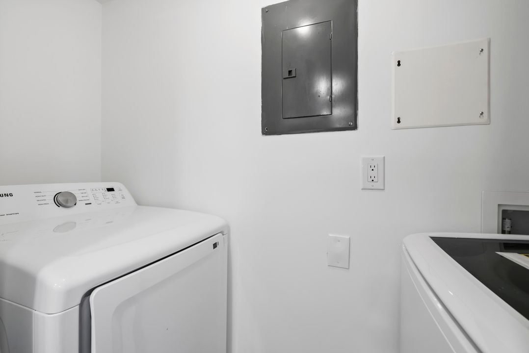 Active With Contract: $220,000 (2 beds, 2 baths, 1018 Square Feet)