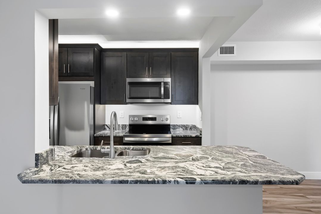 Active With Contract: $220,000 (2 beds, 2 baths, 1018 Square Feet)