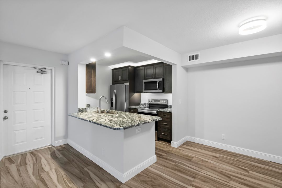 Active With Contract: $220,000 (2 beds, 2 baths, 1018 Square Feet)