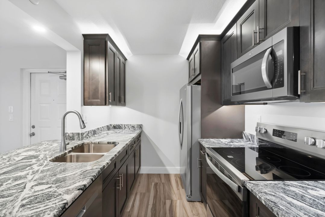 Active With Contract: $220,000 (2 beds, 2 baths, 1018 Square Feet)