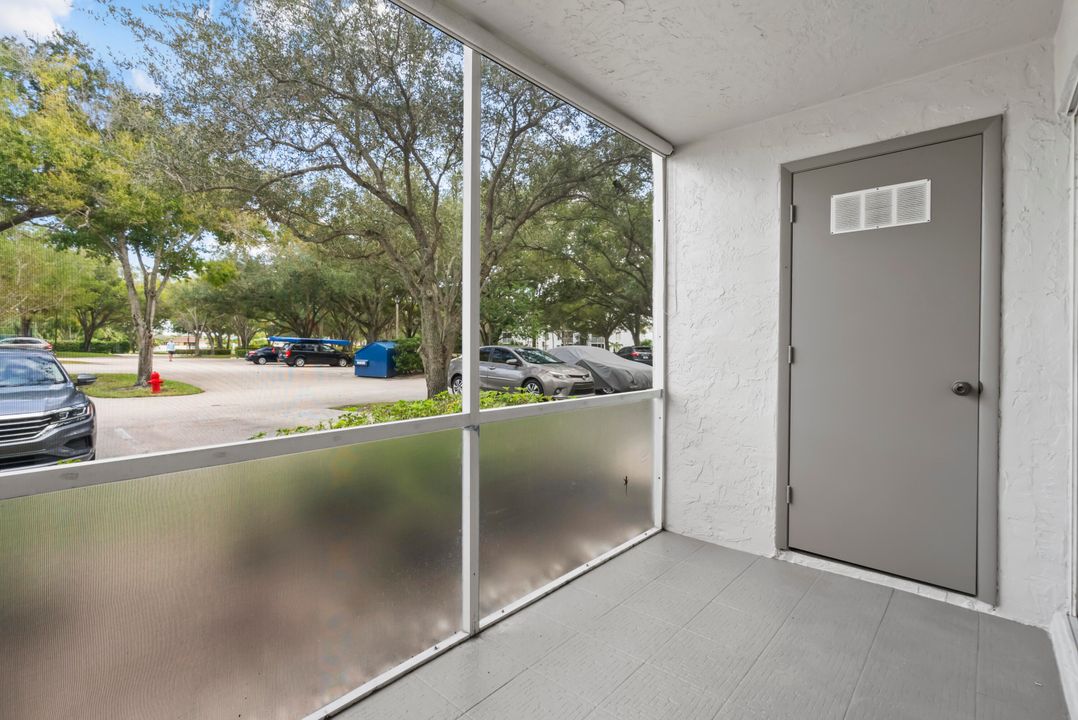 Active With Contract: $220,000 (2 beds, 2 baths, 1018 Square Feet)