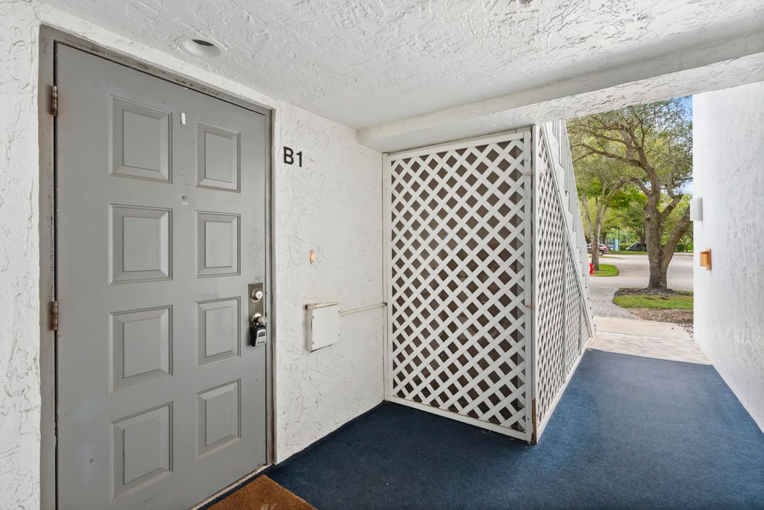 Active With Contract: $220,000 (2 beds, 2 baths, 1018 Square Feet)