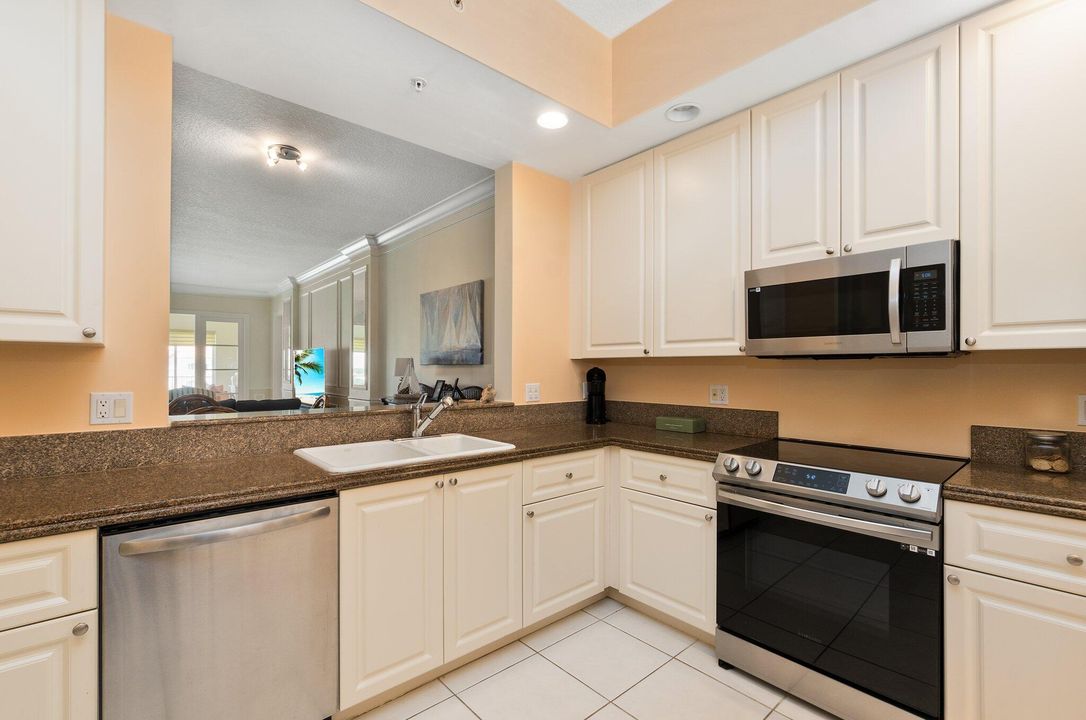 For Sale: $430,000 (2 beds, 2 baths, 1989 Square Feet)