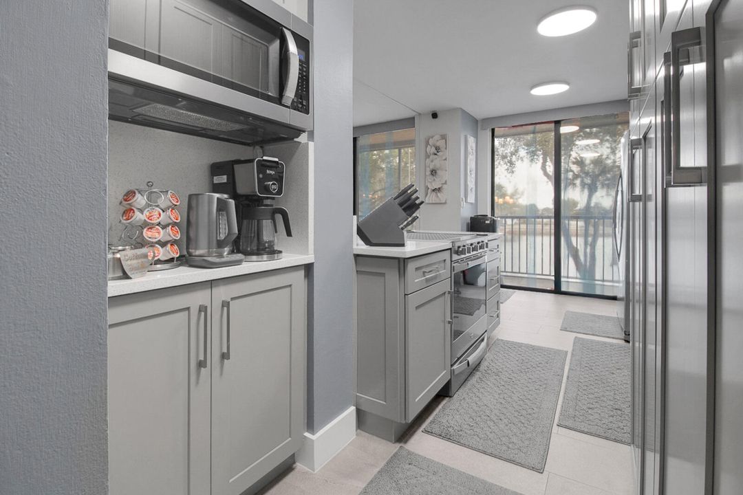 Active With Contract: $249,990 (2 beds, 2 baths, 1150 Square Feet)