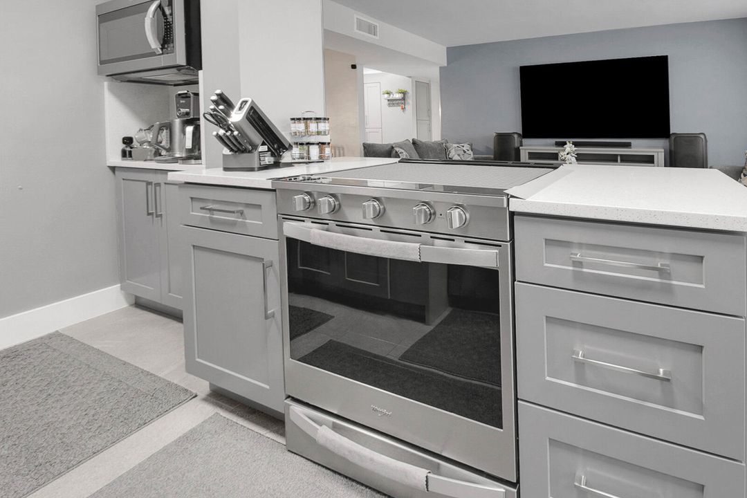 Active With Contract: $249,990 (2 beds, 2 baths, 1150 Square Feet)