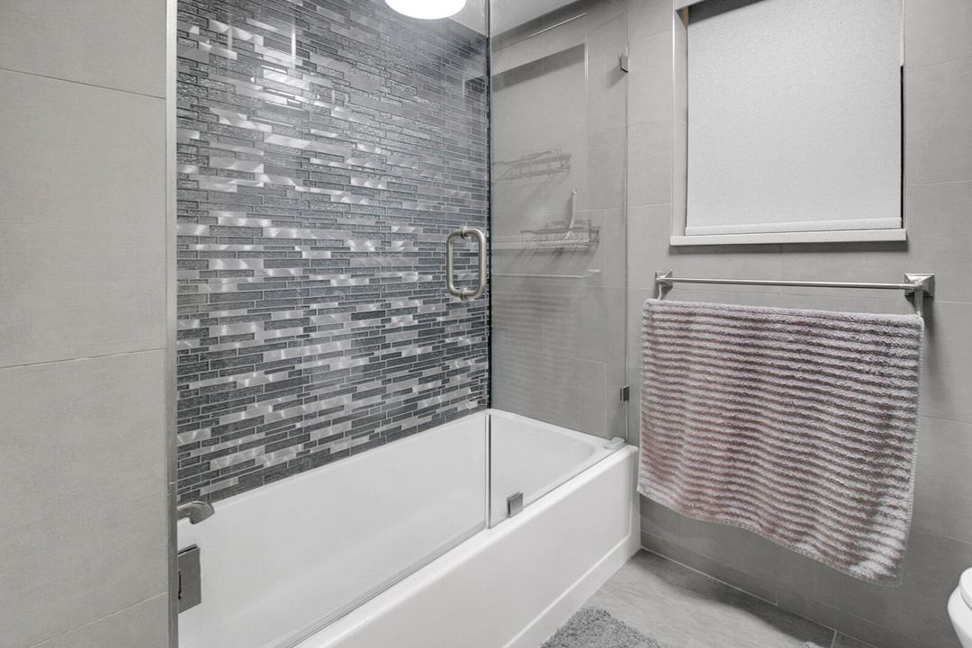 Active With Contract: $249,990 (2 beds, 2 baths, 1150 Square Feet)