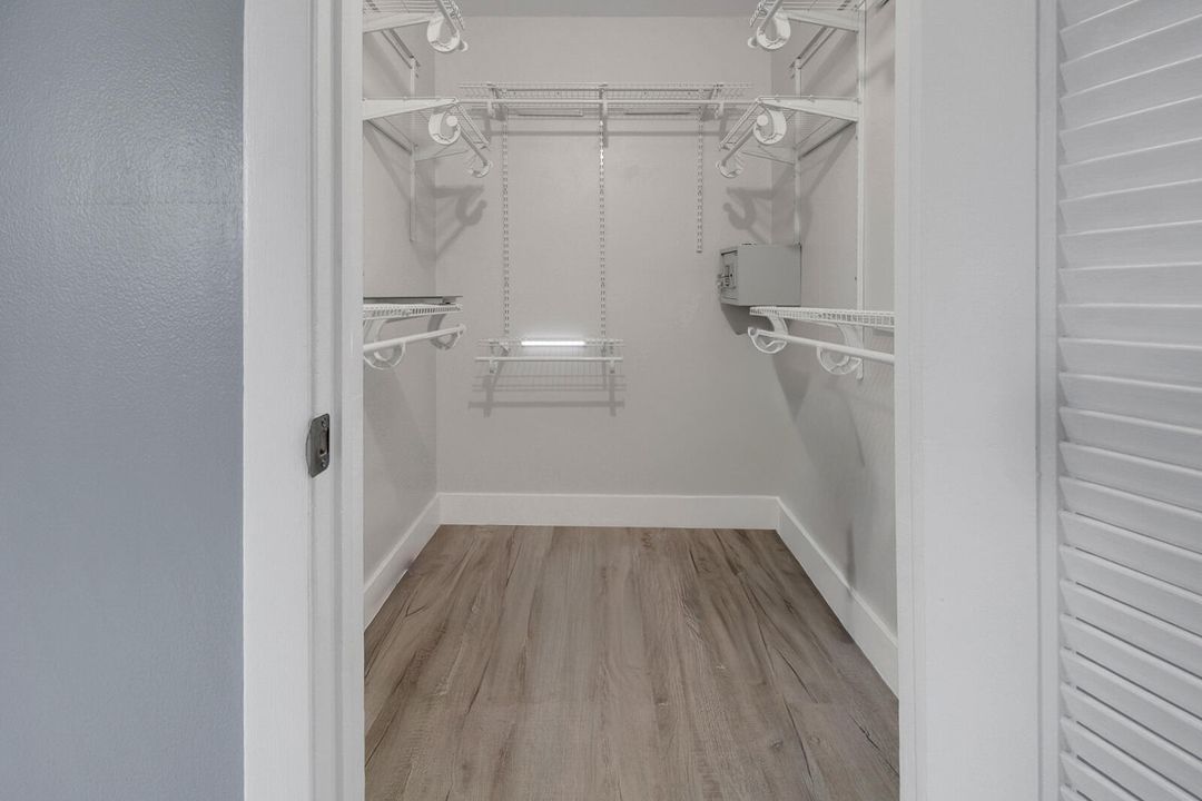 Active With Contract: $249,990 (2 beds, 2 baths, 1150 Square Feet)