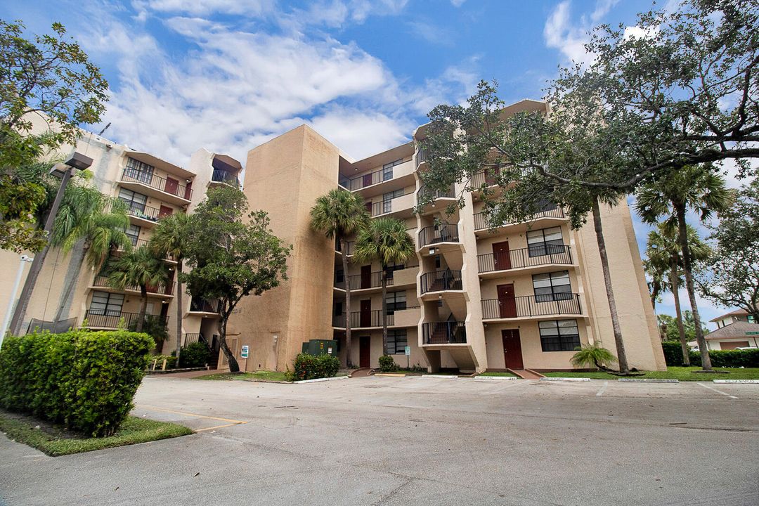 Active With Contract: $249,990 (2 beds, 2 baths, 1150 Square Feet)