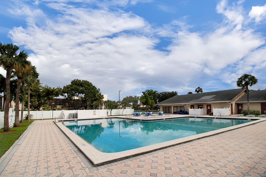 Active With Contract: $249,990 (2 beds, 2 baths, 1150 Square Feet)