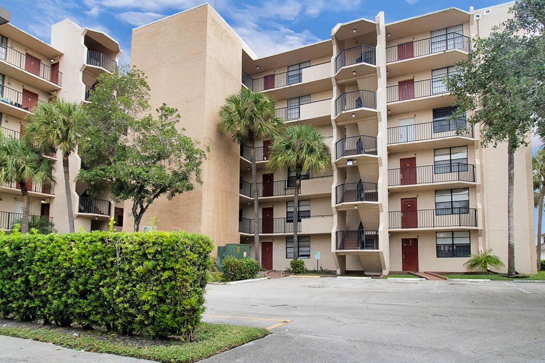 Active With Contract: $249,990 (2 beds, 2 baths, 1150 Square Feet)