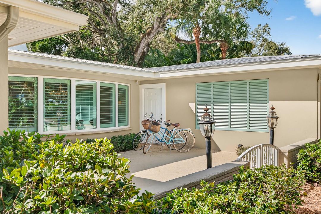 For Sale: $1,345,000 (4 beds, 3 baths, 1864 Square Feet)