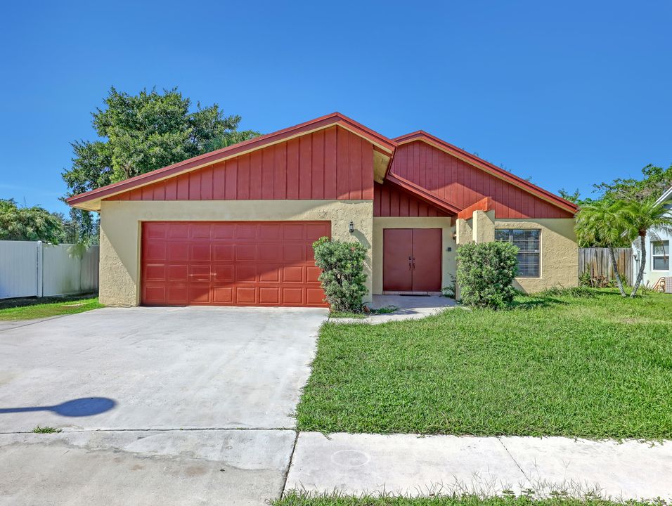 Activo con contrato: $465,000 (3 camas, 2 baños, 1672 Pies cuadrados)