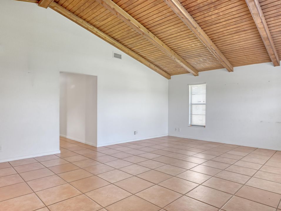 Activo con contrato: $465,000 (3 camas, 2 baños, 1672 Pies cuadrados)