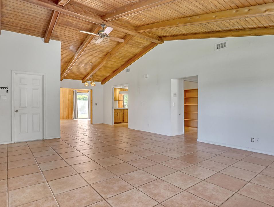 Activo con contrato: $465,000 (3 camas, 2 baños, 1672 Pies cuadrados)