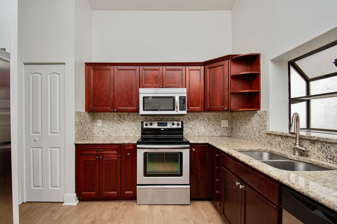 合同活跃: $4,500 (3 贝兹, 3 浴室, 1781 平方英尺)