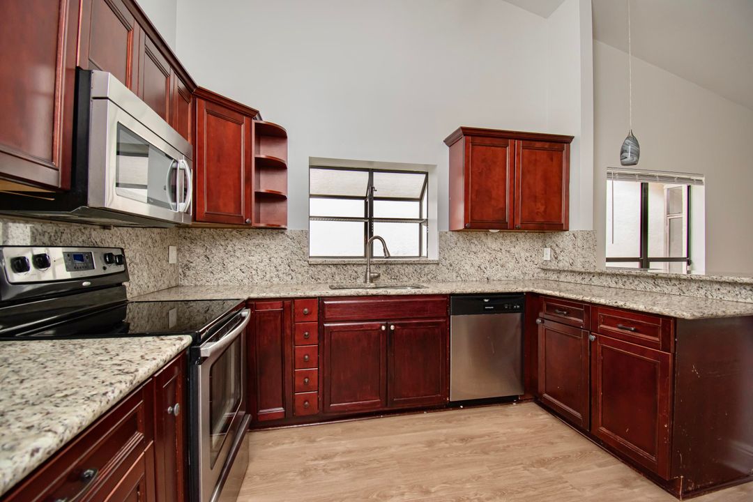 合同活跃: $4,500 (3 贝兹, 3 浴室, 1781 平方英尺)