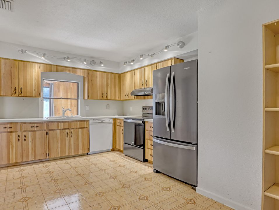 Activo con contrato: $465,000 (3 camas, 2 baños, 1672 Pies cuadrados)