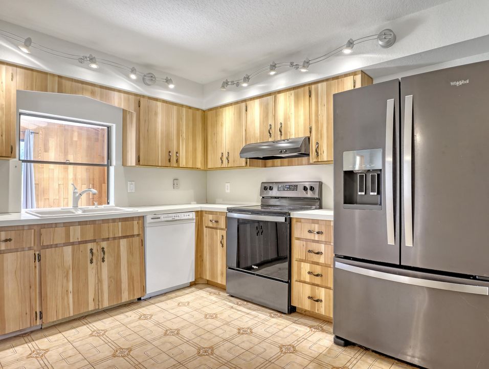 Activo con contrato: $465,000 (3 camas, 2 baños, 1672 Pies cuadrados)