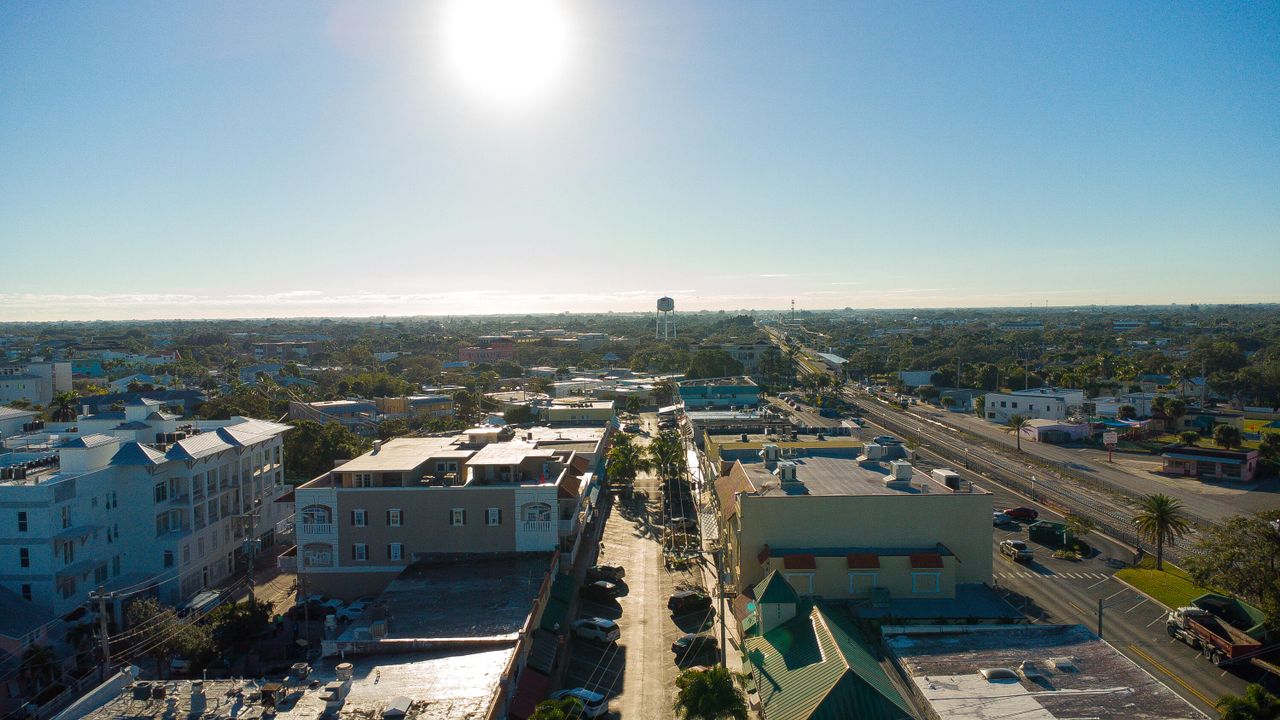 For Rent: $10,500 (3 beds, 2 baths, 1979 Square Feet)