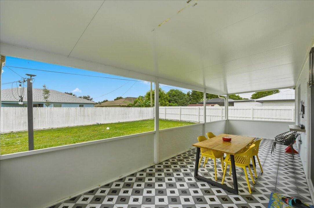 Active With Contract: $419,900 (3 beds, 2 baths, 1600 Square Feet)