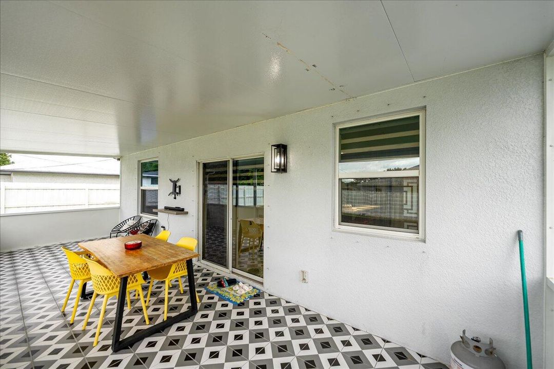 Active With Contract: $419,900 (3 beds, 2 baths, 1600 Square Feet)