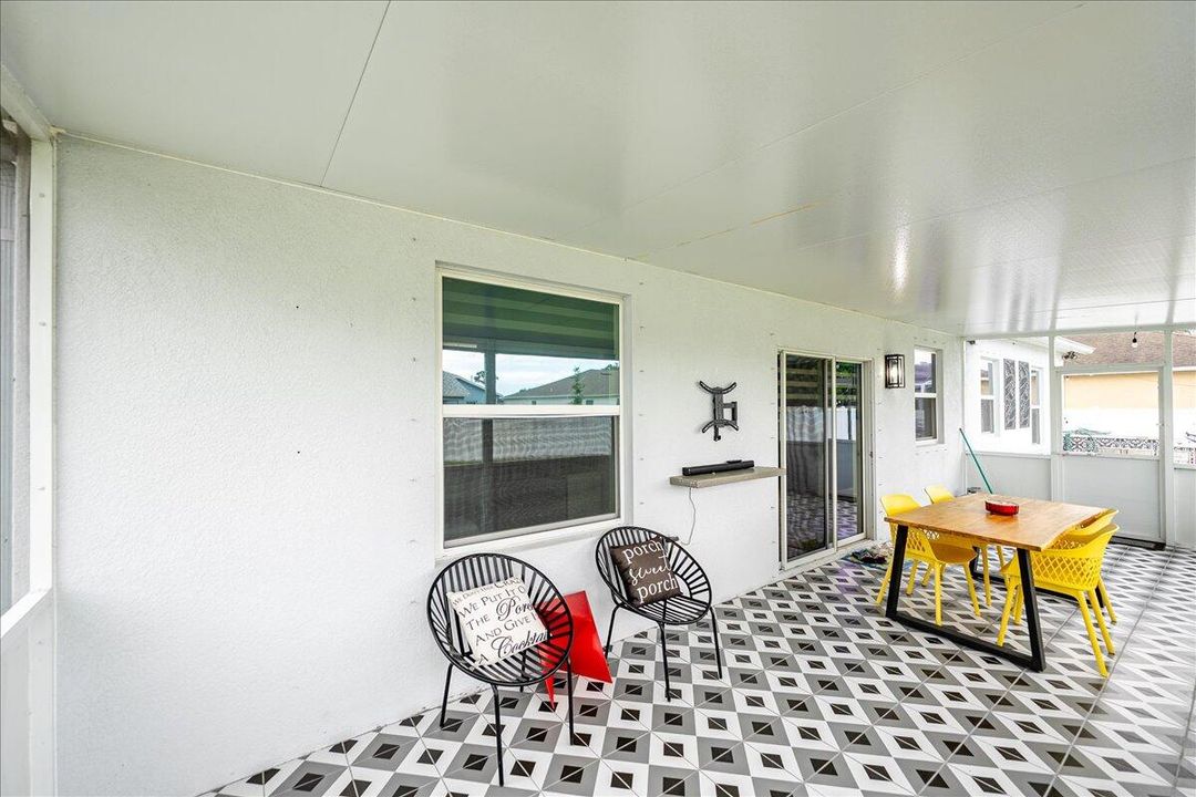 Active With Contract: $419,900 (3 beds, 2 baths, 1600 Square Feet)