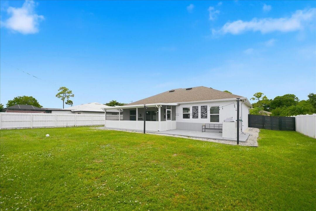 Active With Contract: $419,900 (3 beds, 2 baths, 1600 Square Feet)