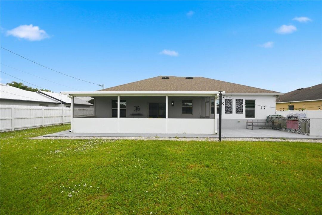 Active With Contract: $419,900 (3 beds, 2 baths, 1600 Square Feet)