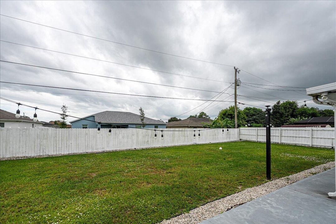 Active With Contract: $419,900 (3 beds, 2 baths, 1600 Square Feet)