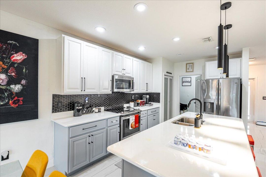 Active With Contract: $419,900 (3 beds, 2 baths, 1600 Square Feet)