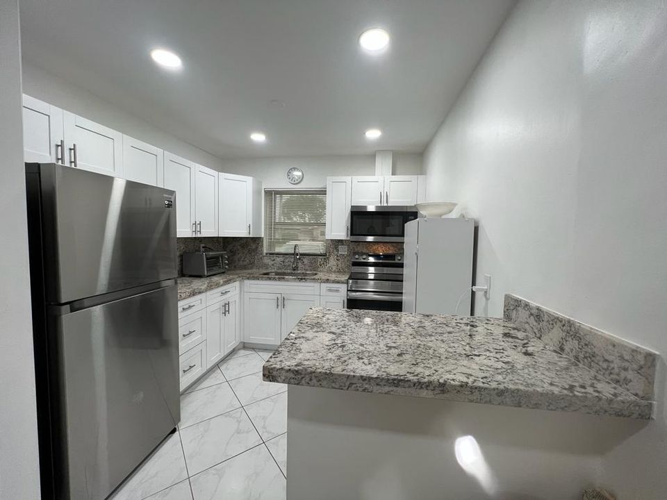 Active With Contract: $1,600 (2 beds, 2 baths, 910 Square Feet)
