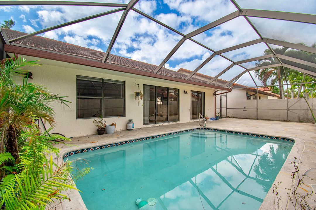 合同活跃: $4,500 (3 贝兹, 3 浴室, 1781 平方英尺)