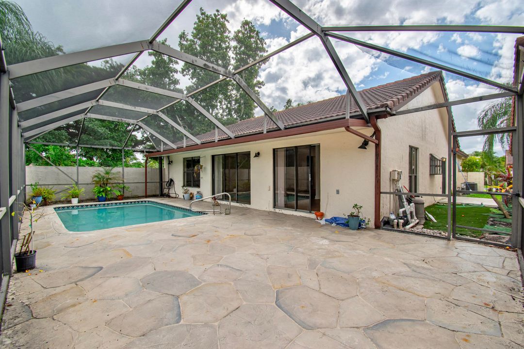 合同活跃: $4,500 (3 贝兹, 3 浴室, 1781 平方英尺)