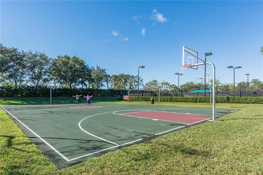 出租: $3,000 (5 贝兹, 3 浴室, 2645 平方英尺)