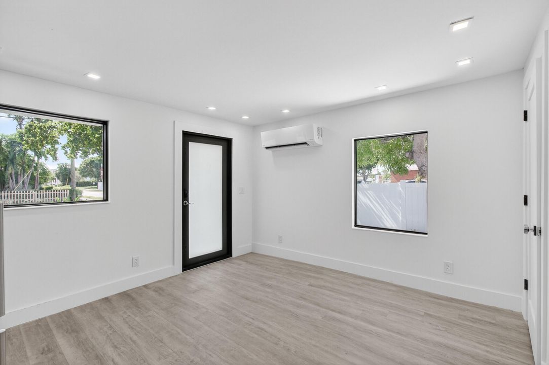 For Rent: $2,450 (0 beds, 1 baths, 255 Square Feet)