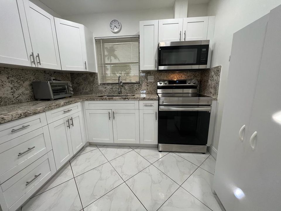 Active With Contract: $1,600 (2 beds, 2 baths, 910 Square Feet)