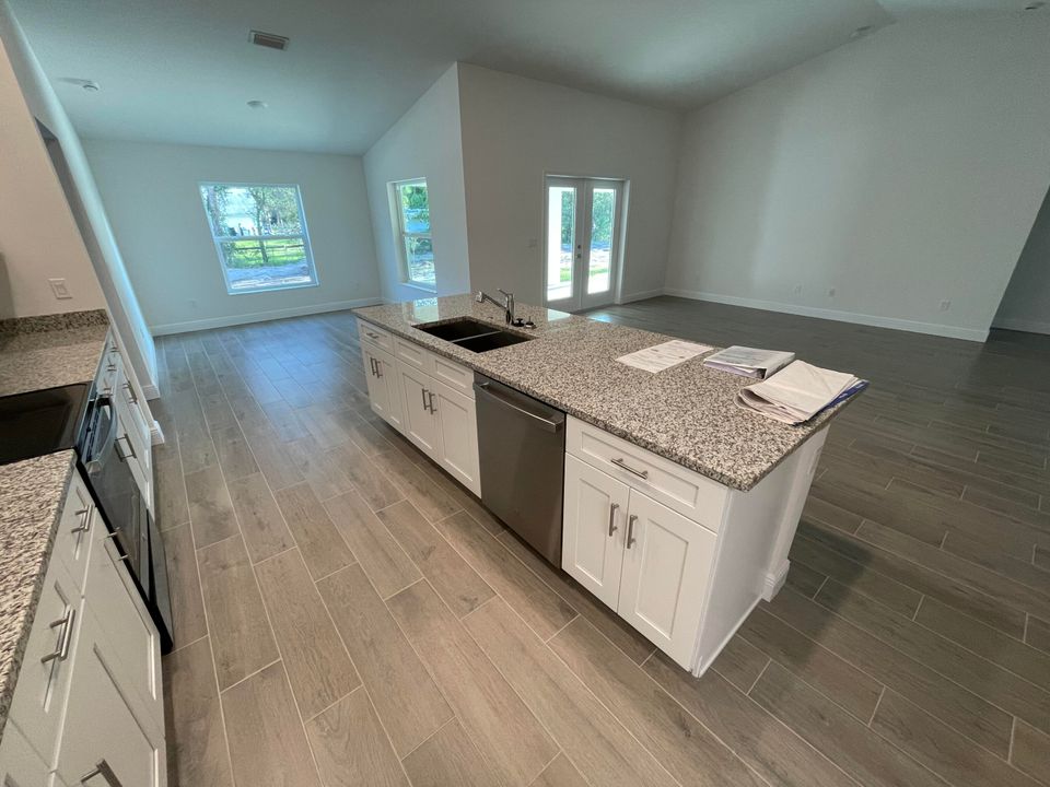 合同活跃: $724,900 (4 贝兹, 2 浴室, 2027 平方英尺)