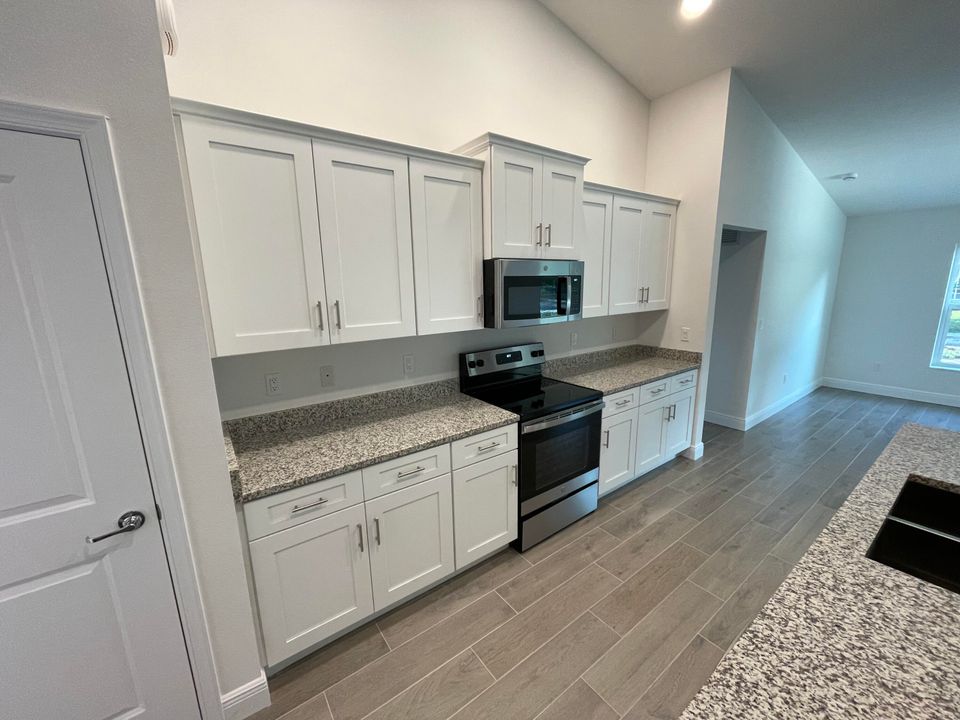 合同活跃: $724,900 (4 贝兹, 2 浴室, 2027 平方英尺)