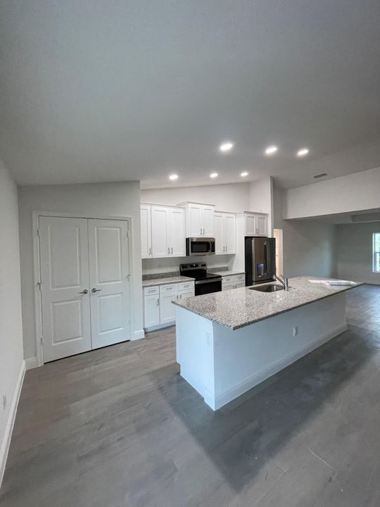 合同活跃: $724,900 (4 贝兹, 2 浴室, 2027 平方英尺)