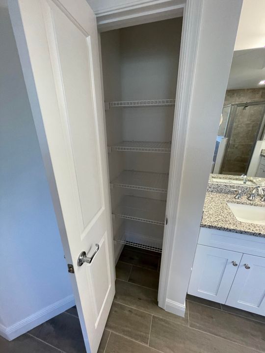 合同活跃: $724,900 (4 贝兹, 2 浴室, 2027 平方英尺)