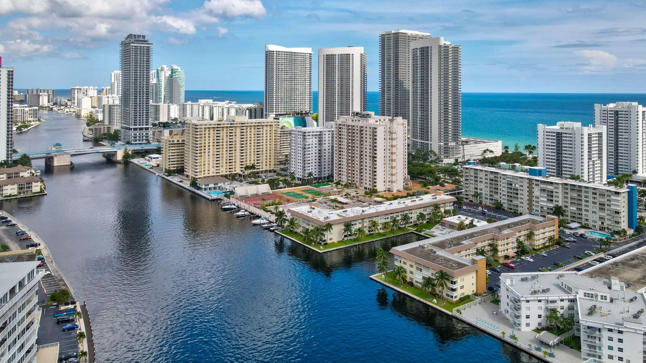 For Sale: $299,900 (2 beds, 2 baths, 888 Square Feet)