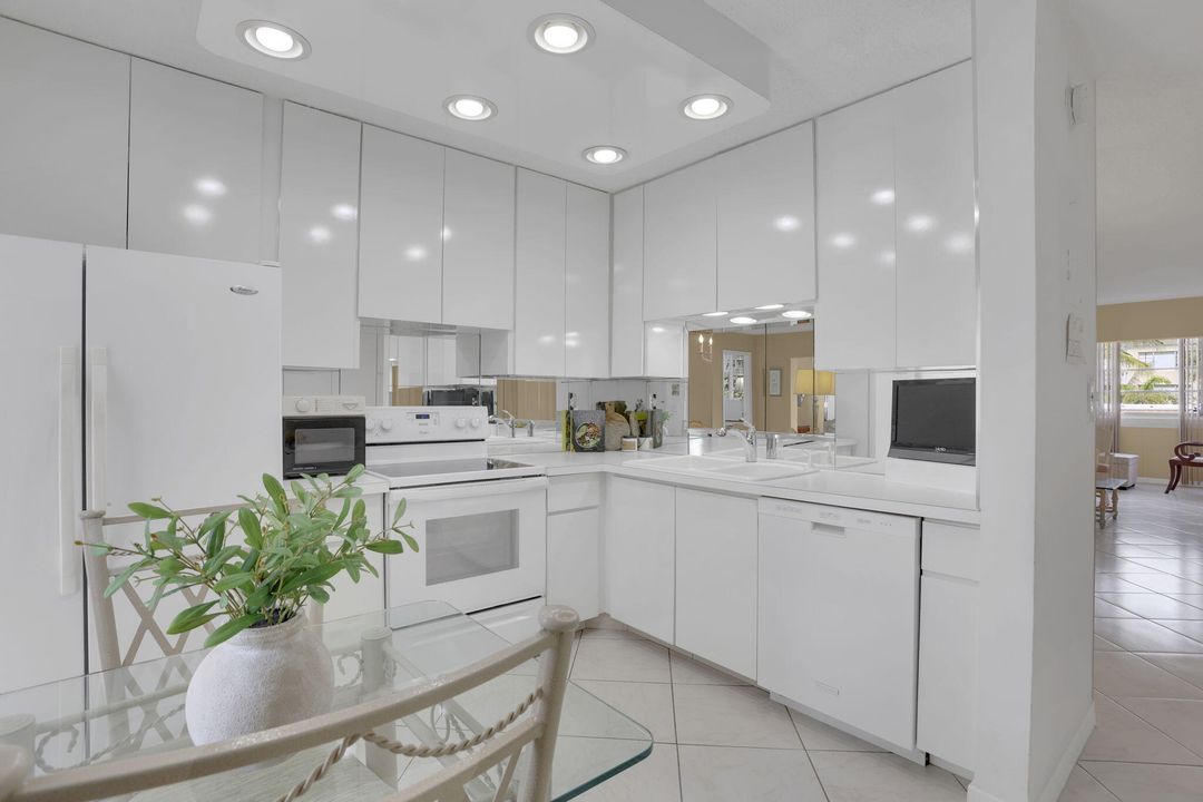 For Sale: $299,900 (2 beds, 2 baths, 888 Square Feet)