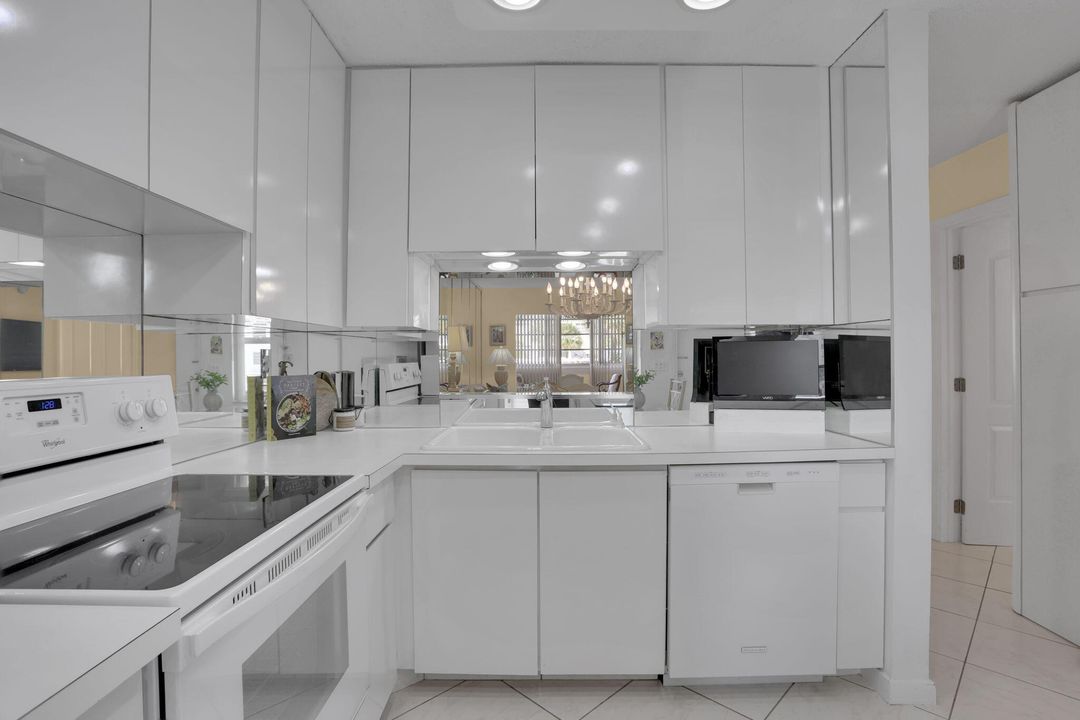 For Sale: $299,900 (2 beds, 2 baths, 888 Square Feet)