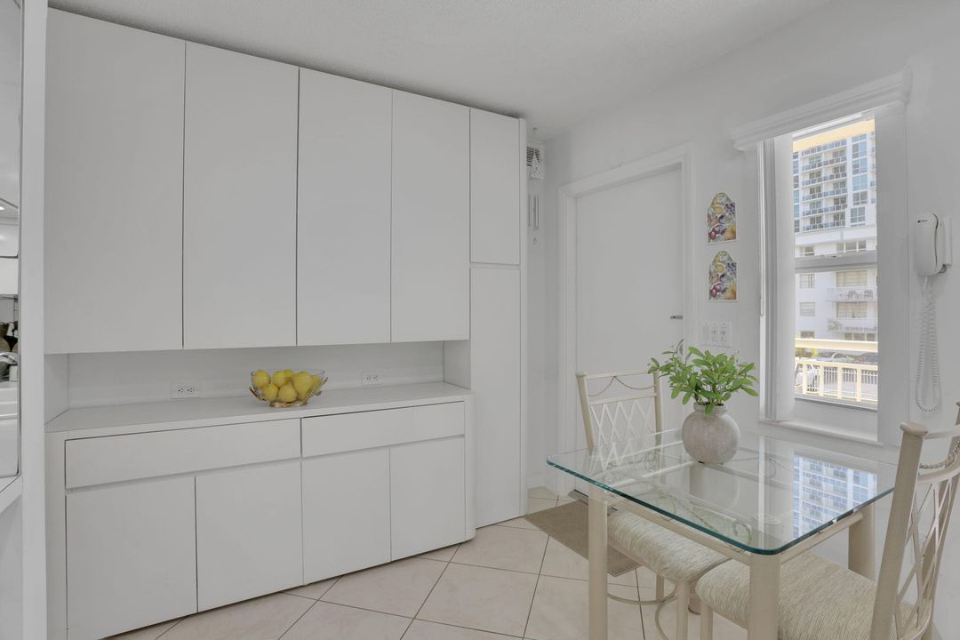 For Sale: $299,900 (2 beds, 2 baths, 888 Square Feet)