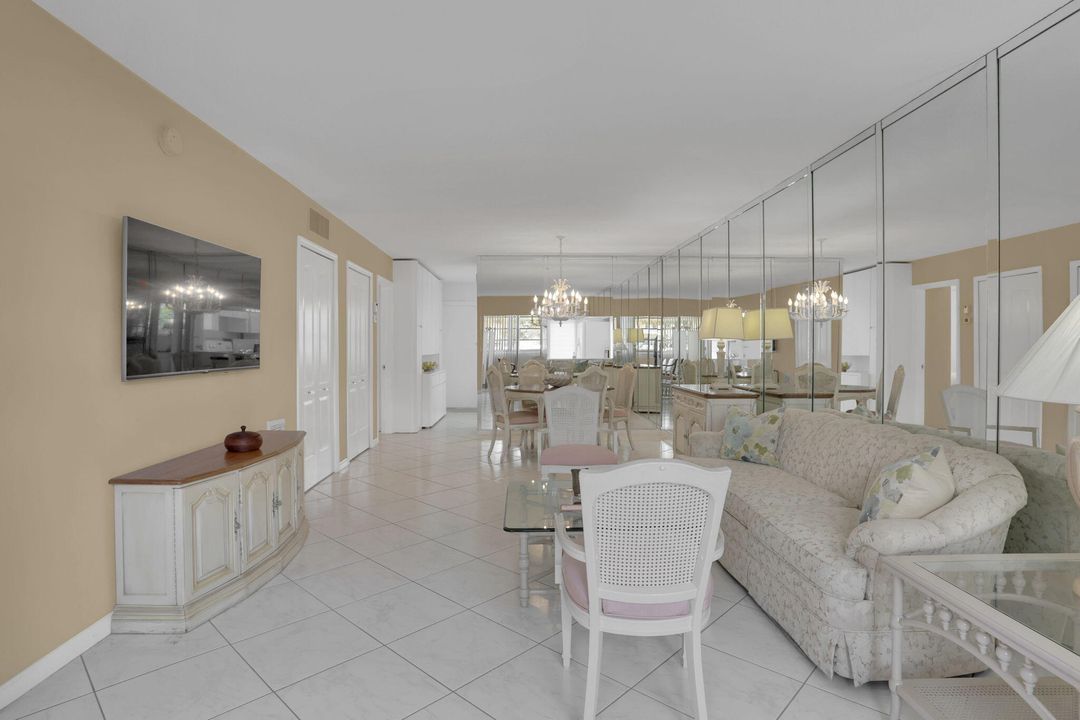 For Sale: $299,900 (2 beds, 2 baths, 888 Square Feet)