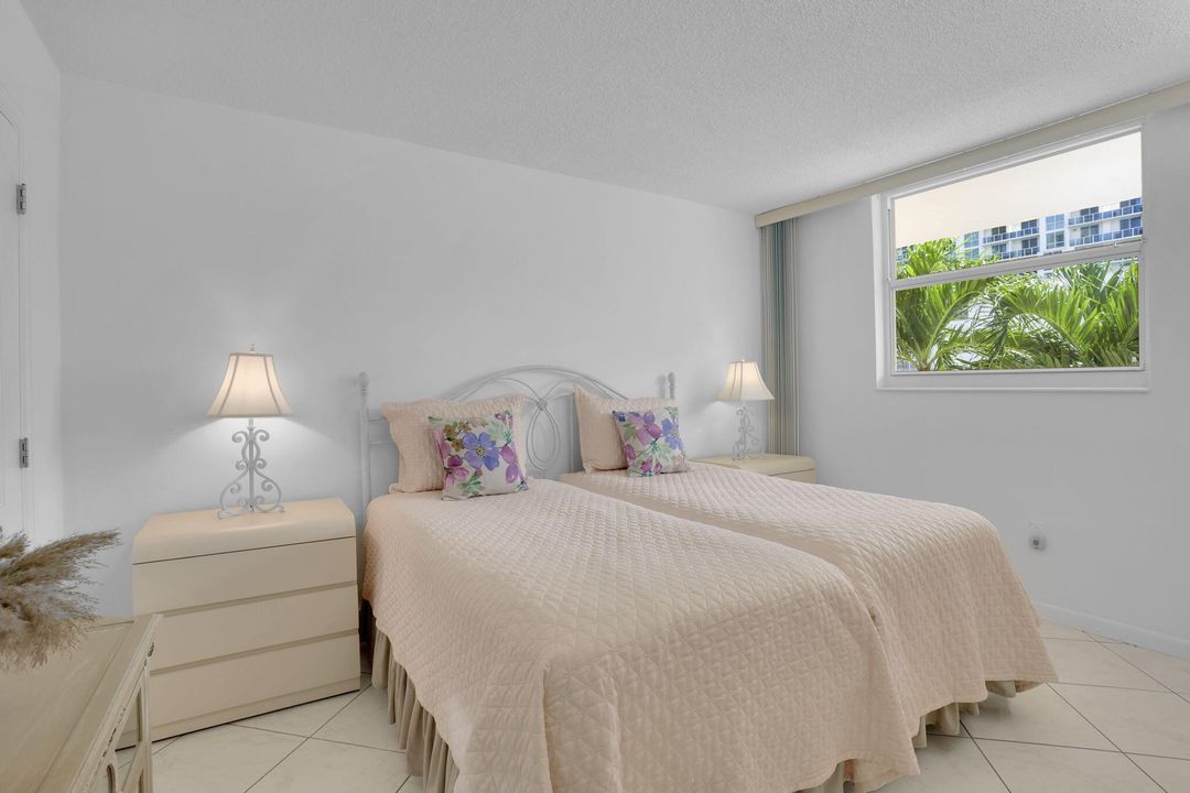 For Sale: $299,900 (2 beds, 2 baths, 888 Square Feet)