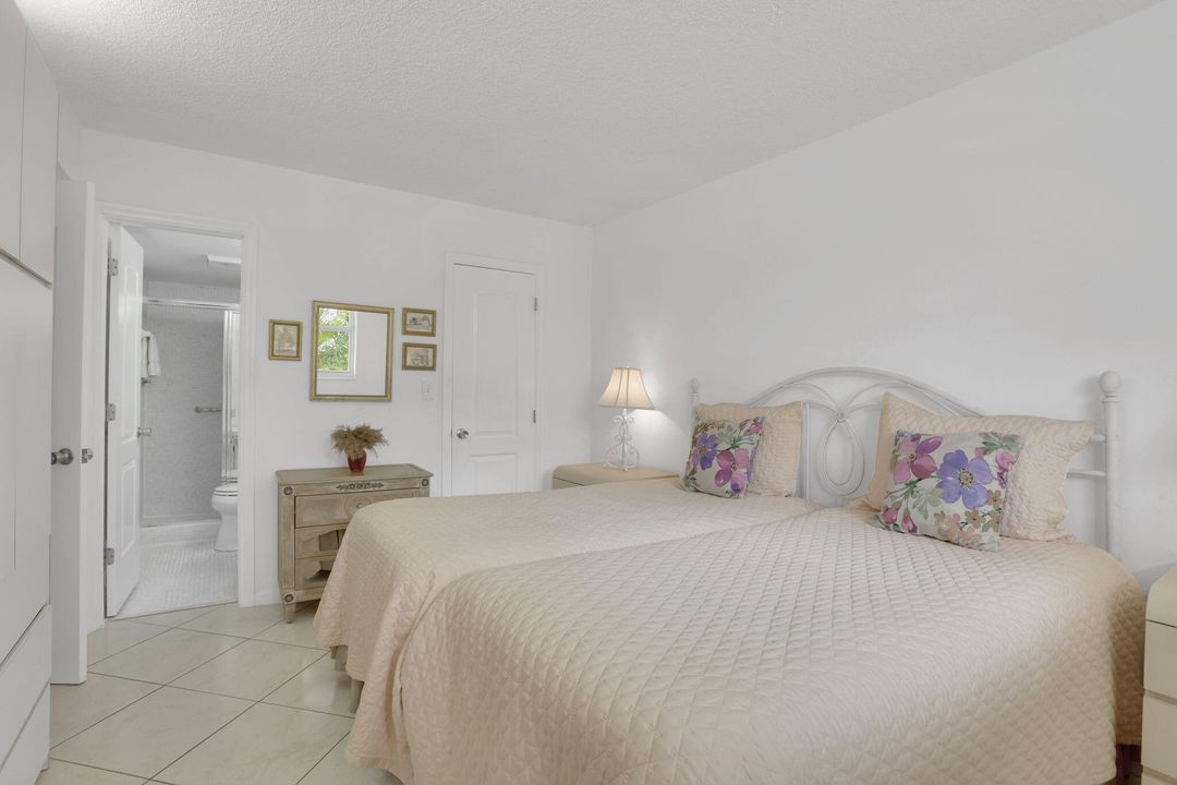 For Sale: $299,900 (2 beds, 2 baths, 888 Square Feet)
