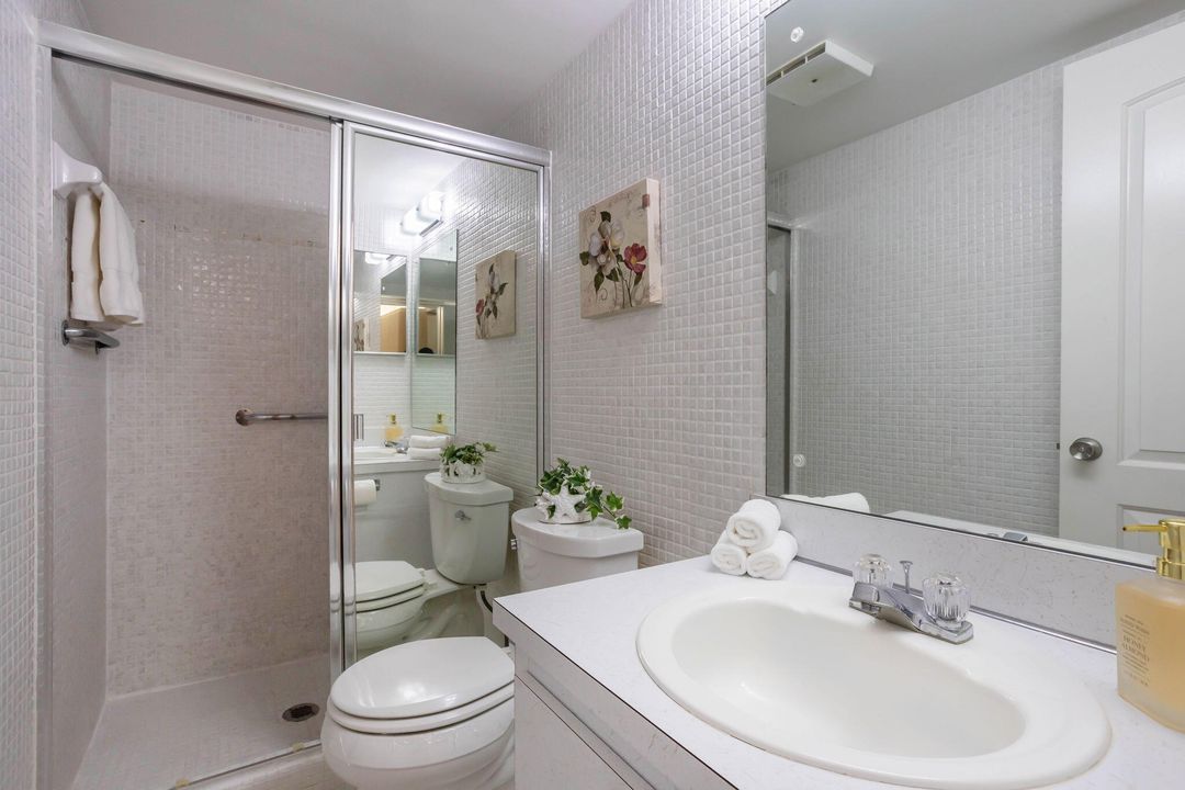 For Sale: $299,900 (2 beds, 2 baths, 888 Square Feet)